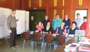 Mathias Ziegler mit den Pfarrbriefredakteurinnen aus dem Pastoralverbund St. Heimerad – Wolfhager Land